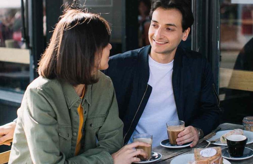 What It’s Like Dating an Extrovert as an Introvert